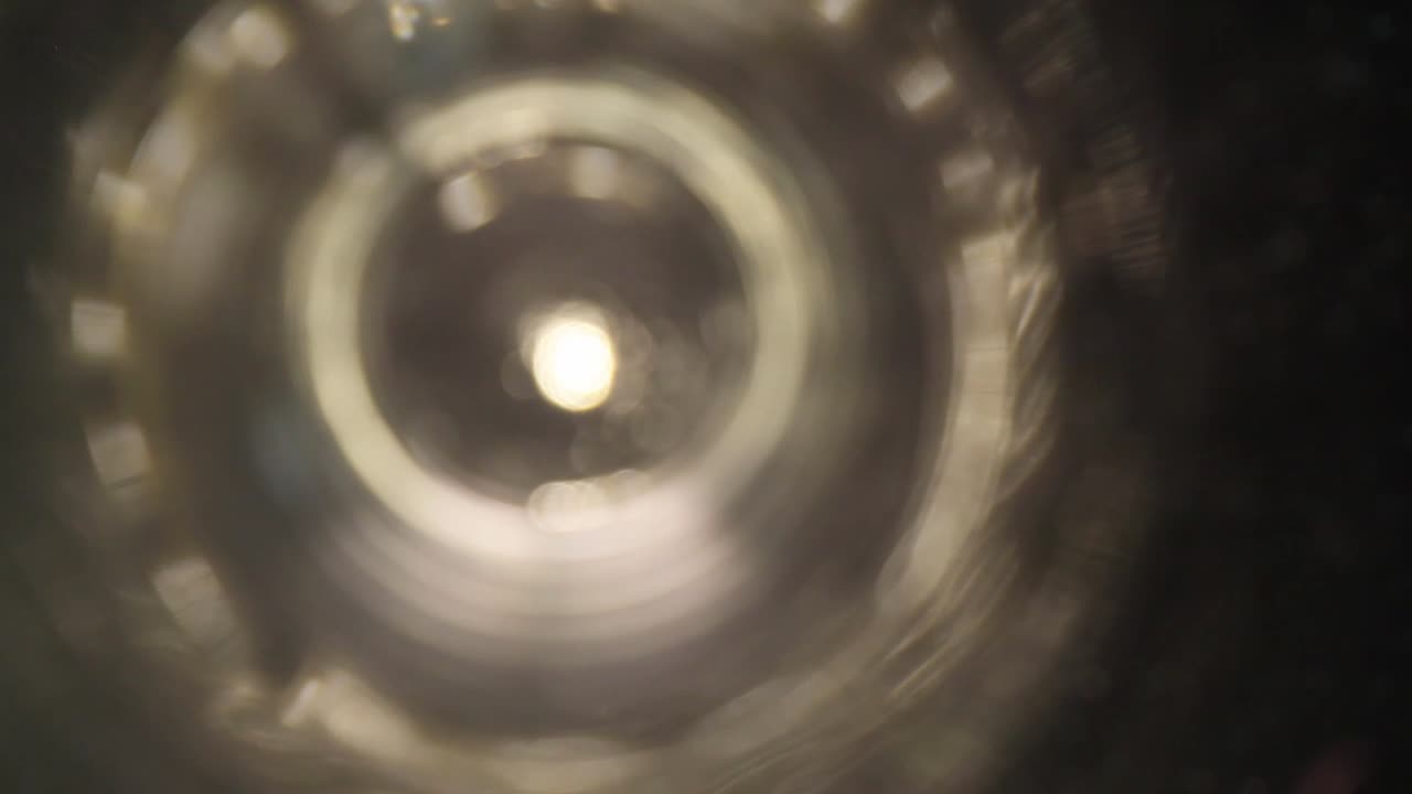 empujando en un jarrón de vidrio transparente usando una lente de sonda de gran angular