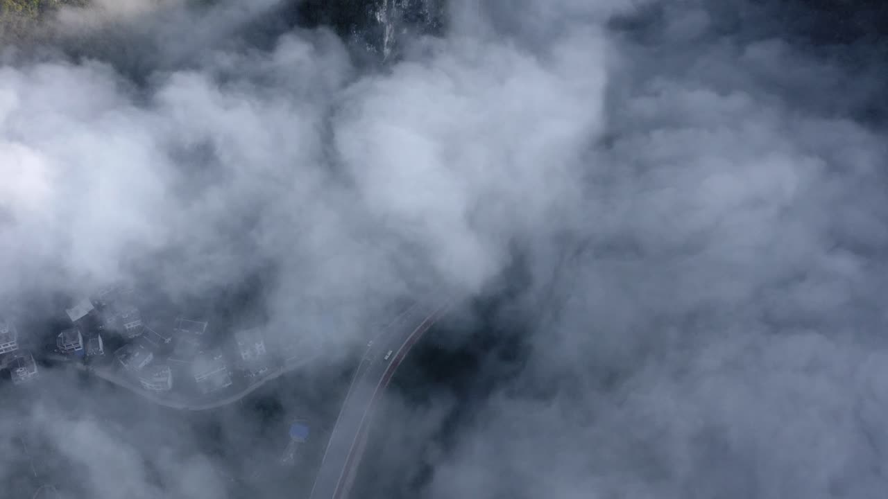 공중: 흐린 카르스트 산맥, 외딴 중국 마을을 내려다보는 하향식 전망