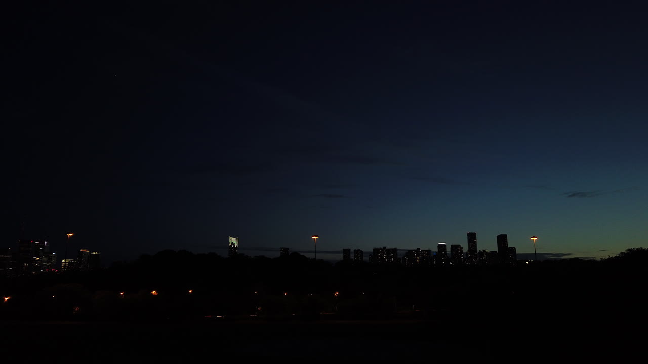 빠르게 움직이는 차량과 물체로 빠른 도시 스카이라인 일몰의 넓은 저속 촬영