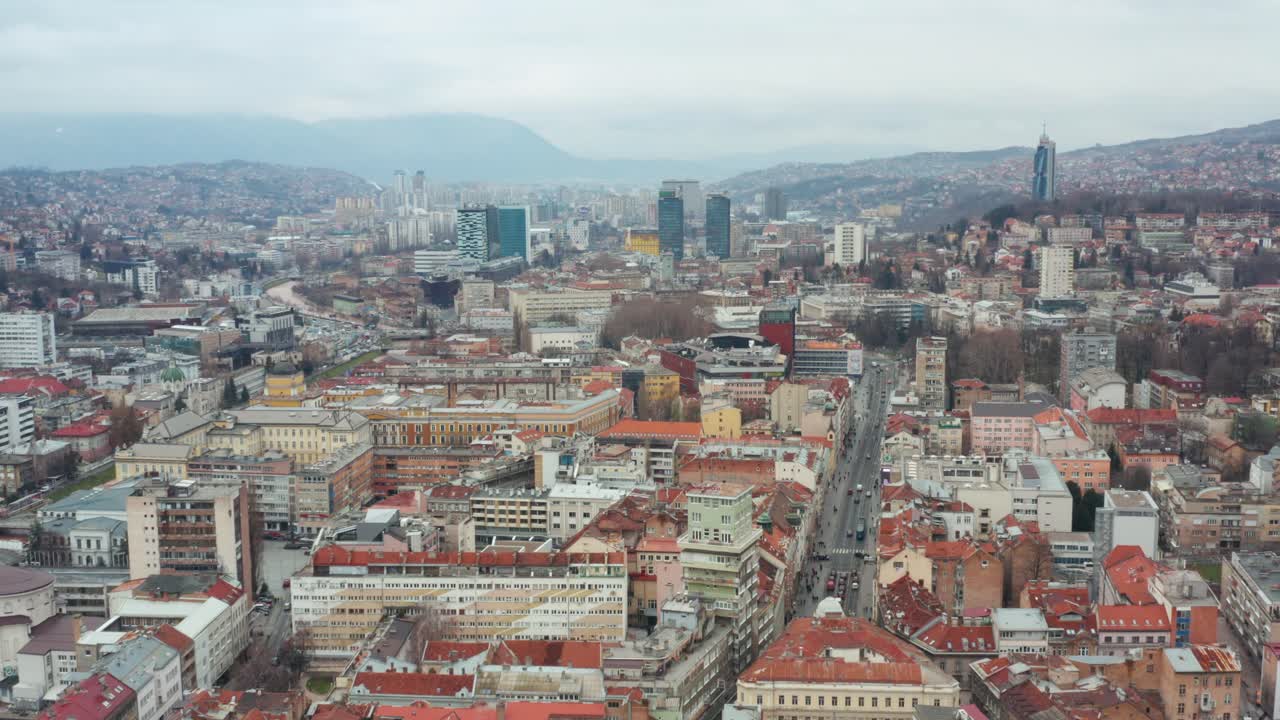 majestuoso paisaje urbano en sarajevo en la niebla de la mañana
