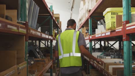 trabajador caminando entre dos estantes