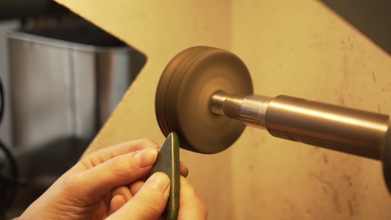 디스크 연마기로 뉴질랜드에서 온 녹색 돌 연마