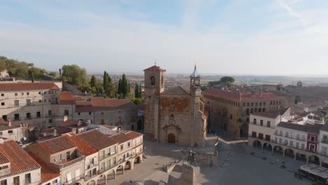 Impresionante-Vista-Aérea-De-La-Iglesia-Histórica-En-La-Plaza-Principal-De-Trujillo,-España