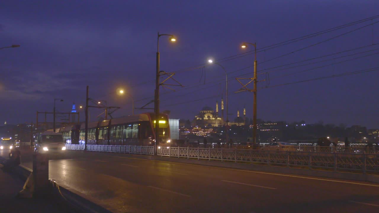 밤 에 이스탄불 의 다리 에 있는 트램