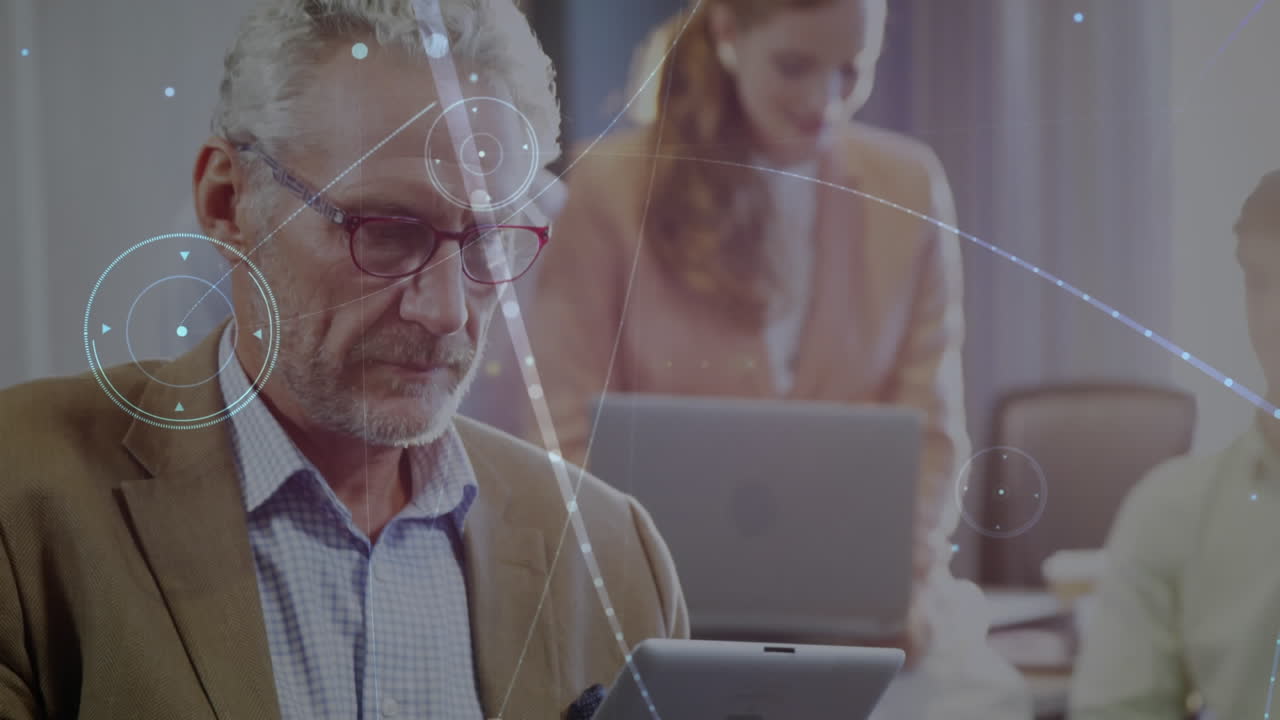 사무실에서 디지털 태블릿을 사용하는 카우카시안 노인에 대한 연결 네트워크의 애니메이션