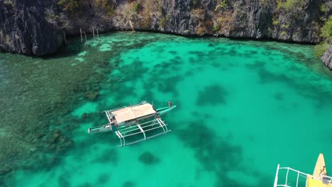 Macho-De-Pie-En-La-Laguna-Tropical-Ecológica-De-La-Isla-De-Coron,-Filipinas,-Vista-Aérea-Estática