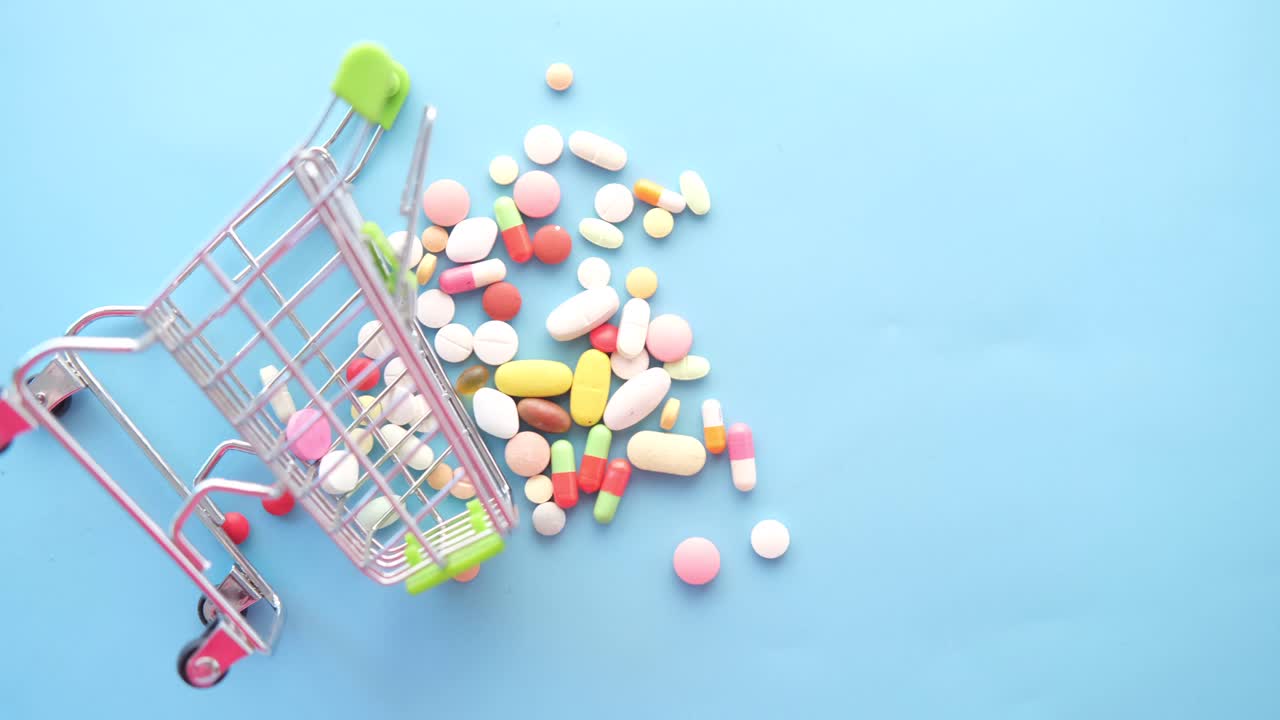 Carrello della spesa pieno di pillole assortite