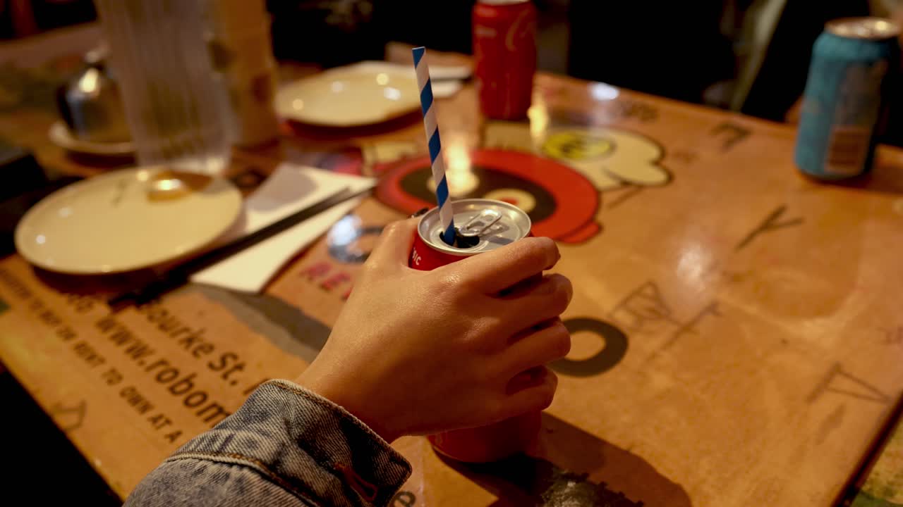 음료 캔 에 을 넣고 있는 사람