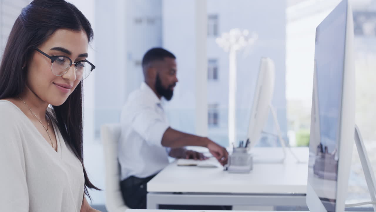 dos hombres de negocios usando sus computadoras