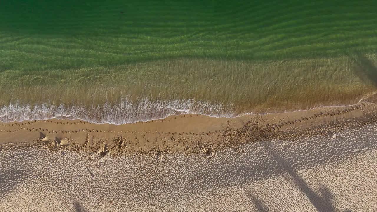 멕시코 오아카카 주 후아코의 차후에 해변을 한눈에 볼 수 있는 드론의 전망