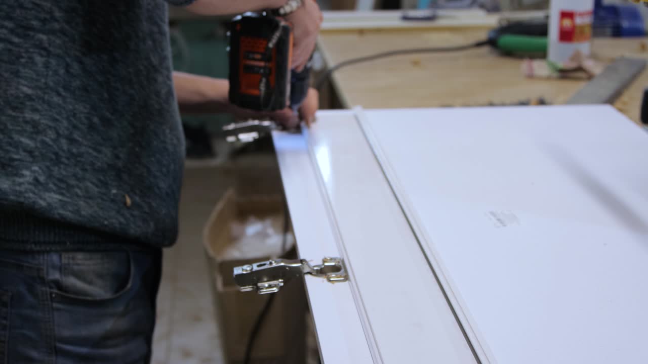 trabajador en el taller que trabaja con