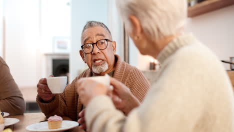 fiesta de té, amigos y conversación con un viejo