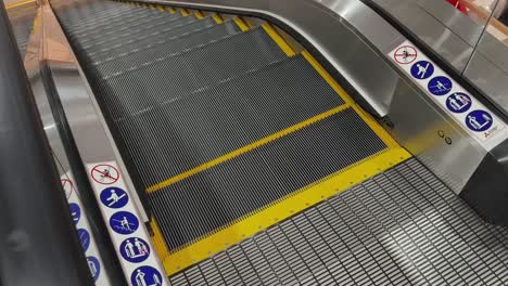 escalera mecánica en un centro comercial