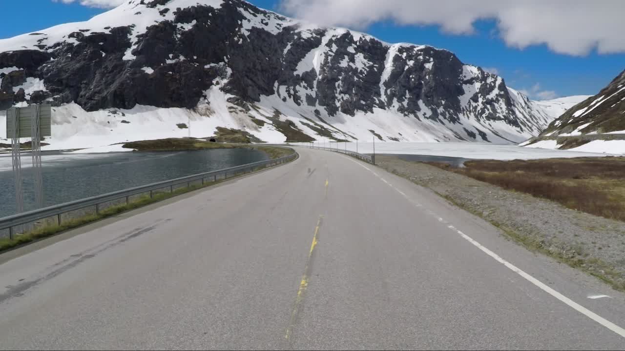 노르웨이 도로에서 차를 운전하다