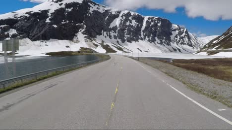 conducir un coche en una carretera en noruega