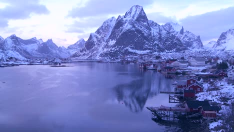 La-Nieve-Cubre-Una-Hermosa-Vista-De-Un-Puerto-Y-Una-Bahía-En-Una-Aldea-En-Las-Islas-árticas-De-Lofoten,-Noruega-2