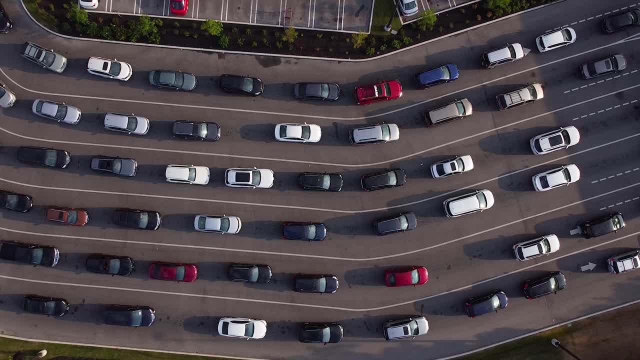 Biler og køretøjer bevæger sig langsomt i kø ved tankstationen for at tanke brændstof under pandemisk mangel.