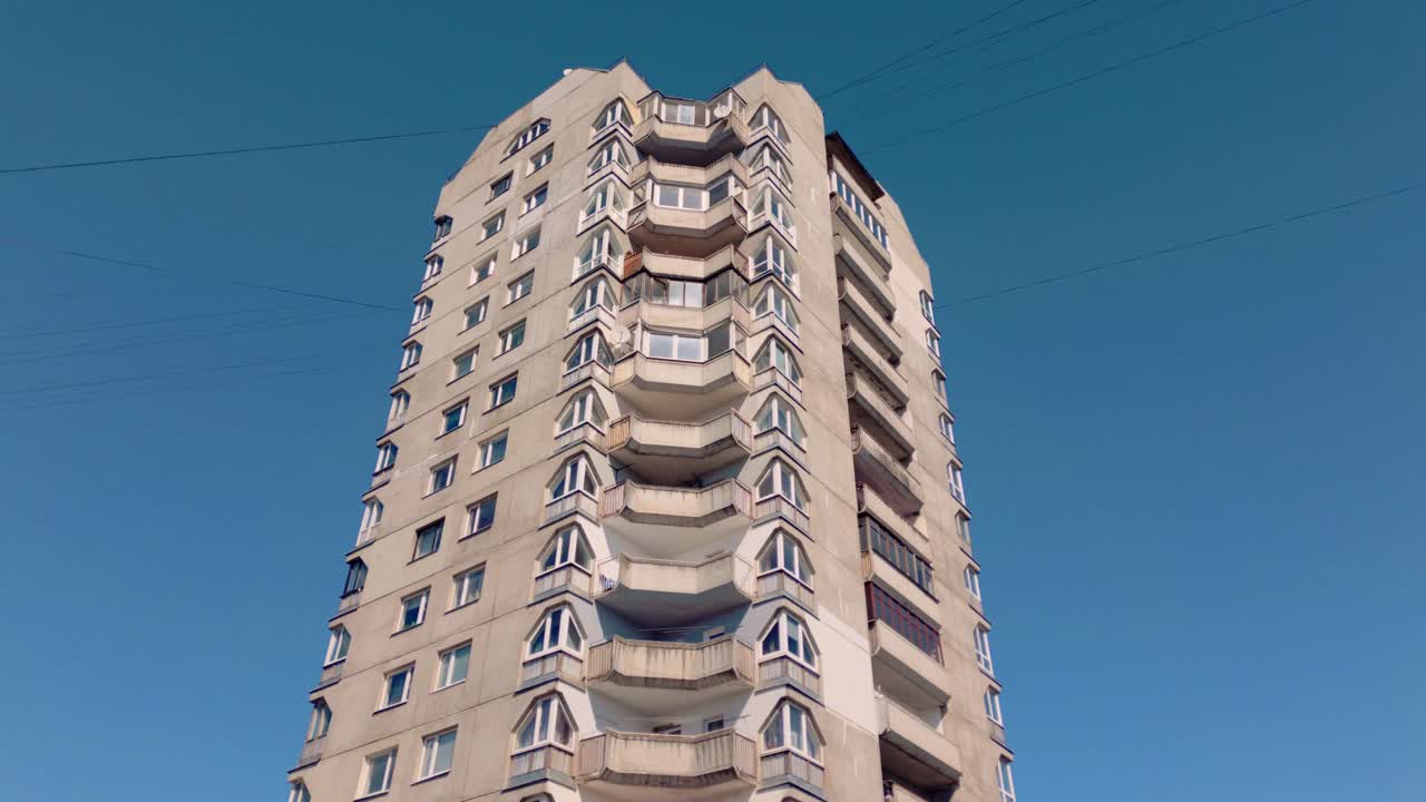 las imágenes muestran una torre de apartamentos de hormigón de gran altura de la década de 1950 en el estilo arquitectónico comunista brutalista, enfatizando su diseño rígido y funcional