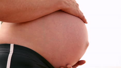 mujer embarazada sosteniendo su bulto