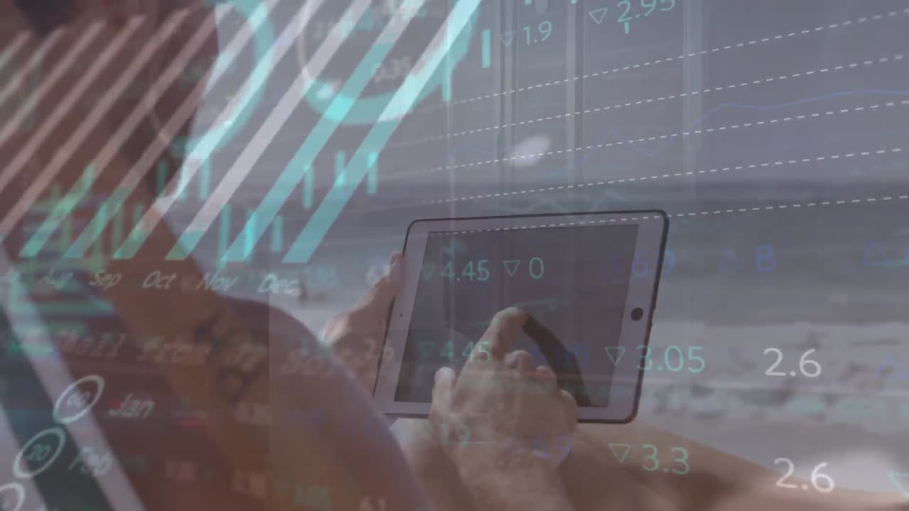 animación de gráficos, globo y tablero de negociación sobre hombre caucásico usando tableta digital en la playa