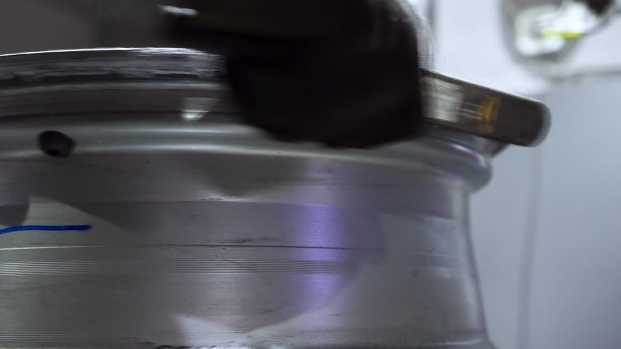 reparación de ruedas en un entorno de fábrica