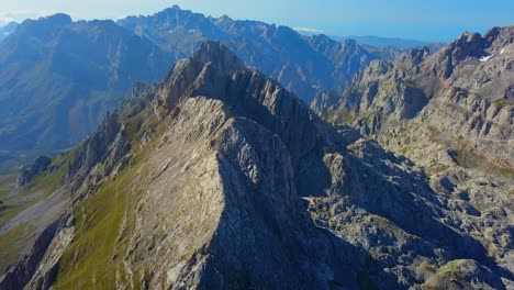 elegancia: la robusta elegancia define a los picos de europa mientras el dron se desliza por encima, revelando la pura belleza de la fortaleza de la naturaleza