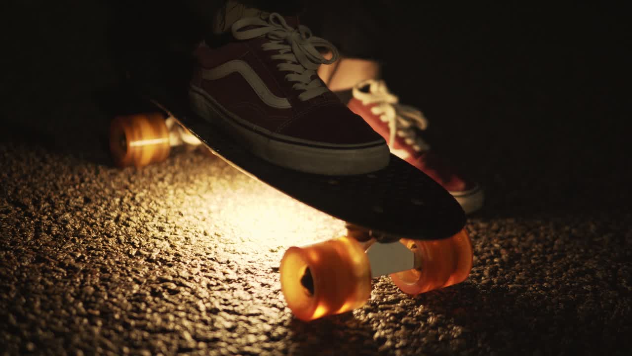 luz debajo de una patineta pennyboard