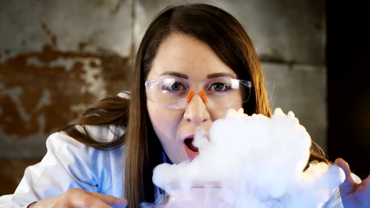 한 여성이 시청자에게 마법을 보여줍니다.