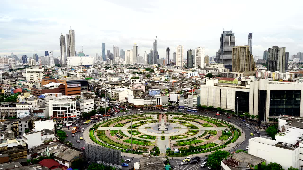 wongwian yai, la rotonda con edificios en la ciudad de bangkok, tailandia. concepto de transporte. 4k cityscape vdo