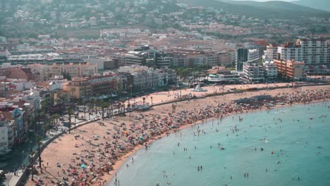 Menschenmenge-Am-Schönen-Strand-In-Valencia,-Spanien-Im-Sommer---Hoher-Winkel