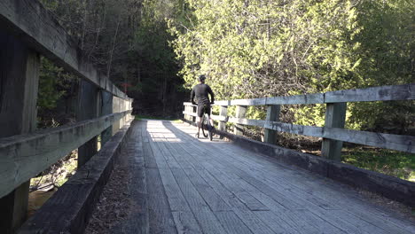 Mann-Mit-Seinem-Fahrrad-Auf-Einer-Brücke