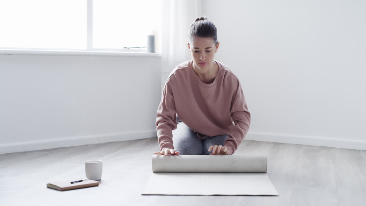 그녀는 방금 아침 요가 세션을 마쳤습니다.