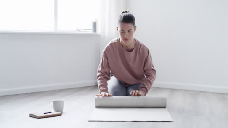 acaba de terminar su sesión de yoga matutina.