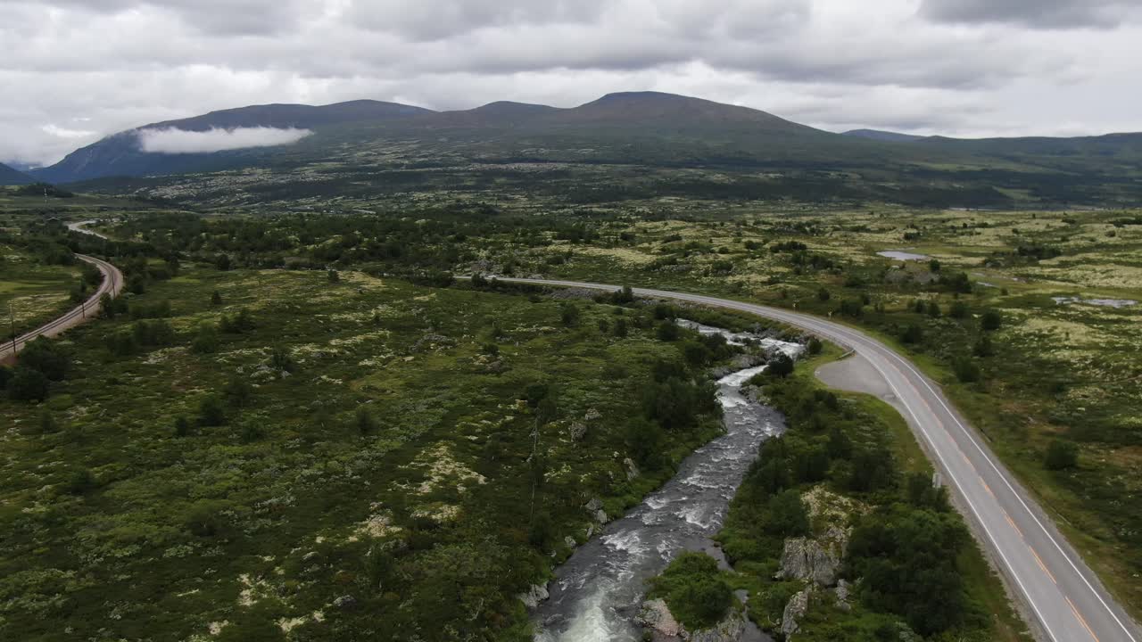 imágenes de aviones no tripulados de coches conduciendo en la cima de la cordillera