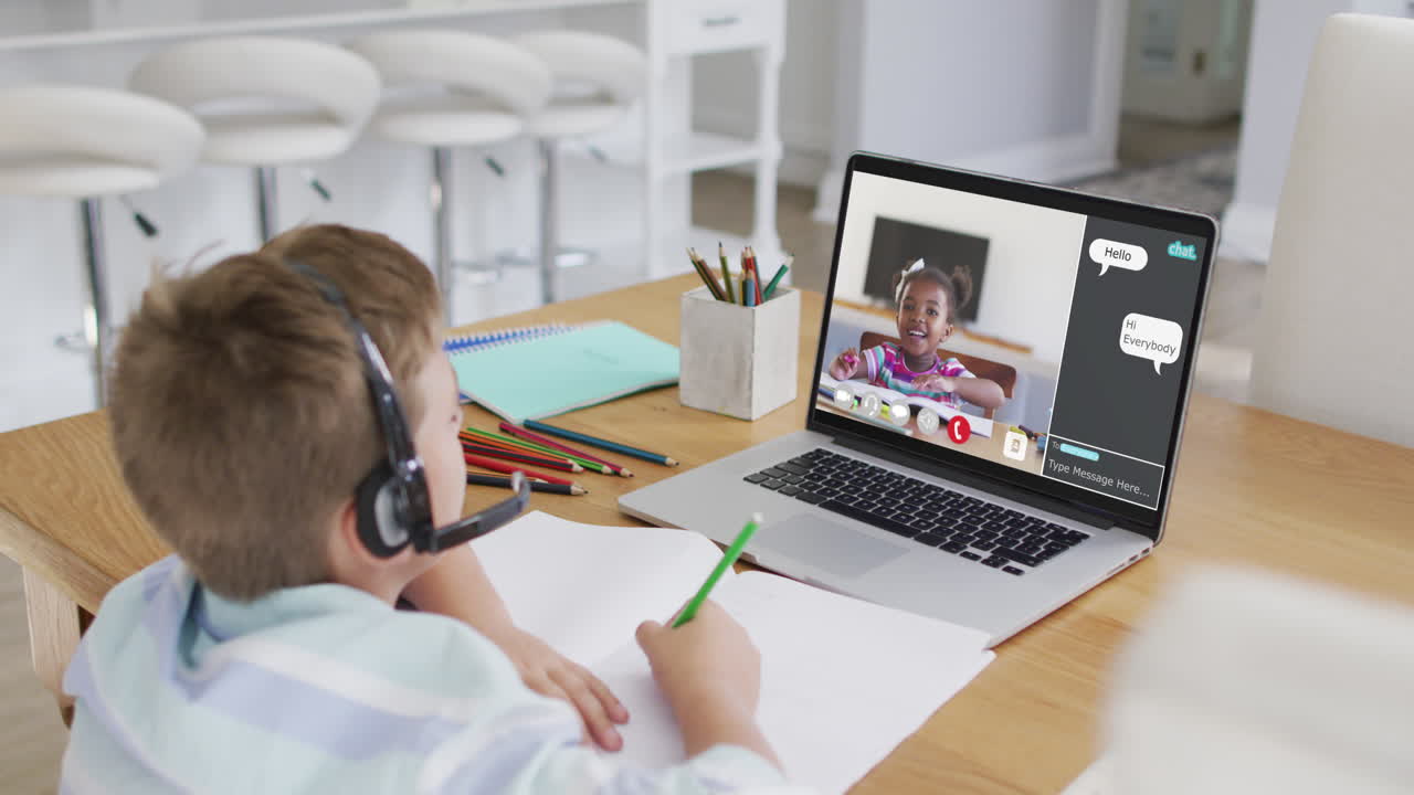 escolar que usa una computadora portátil para la lección en línea en casa, con su colega y el chat web en la pantalla