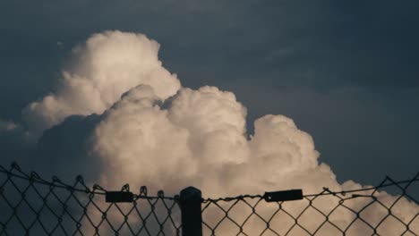 Zeitraffer-Der-Wolkenbildung,-Blauer-Himmel,-Weiße-Wolken,-Hübsches-Licht,-Goldene-Stunde,-Roher-Drahtzaun,-Flauschiges-Weiß,-Zeitraffer,-Der-Cumulus-Bildet