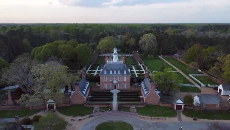 Excelente-Vista-Aérea-Del-Palacio-Del-Gobernador-En-Williamsburg,-Virginia