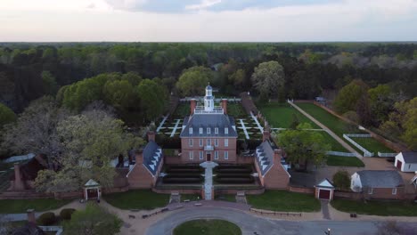 excelente vista aérea del palacio del gobernador en williamsburg, virginia