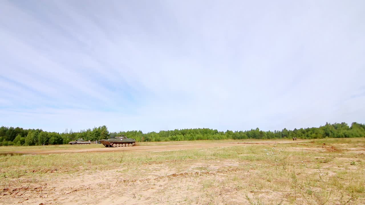 tanque militar que se mueve en el campo de batalla. vehículo militar en el campo de guerra. tanque del ejército