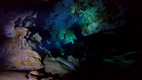 bucear a través de una cueva submarina oscura con antorchas