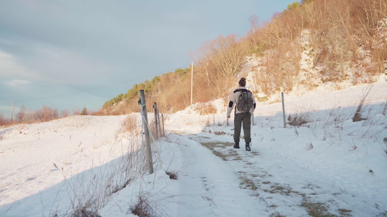 화창한 겨울날 비칸, 앵드레 포센, 노르웨이에서 가루눈으로 덮인 산길을 걷는 남자