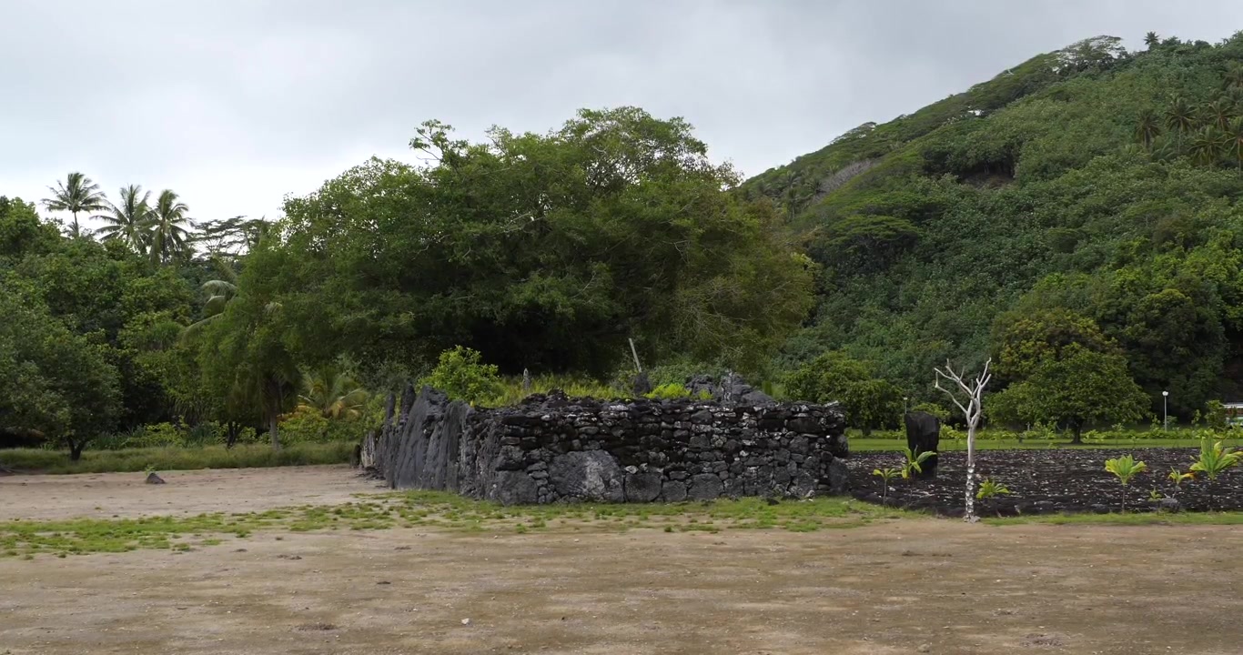 Marae Taputapuatea è un grande complesso di marae a Opoa a Taputapuatea, sulla costa orientale di Raiatea, Polinesia Francese