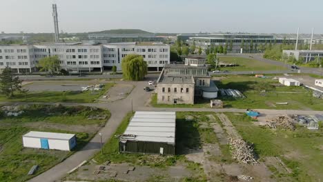 Drohnenabflug-Von-Einem-Verlassenen-Alten-Deutschen-Industriegebäude-In-Einer-Trostlosen-Umgebung