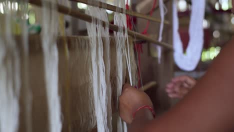 taller de tejido de seda de algodón manos cerca de la india rural