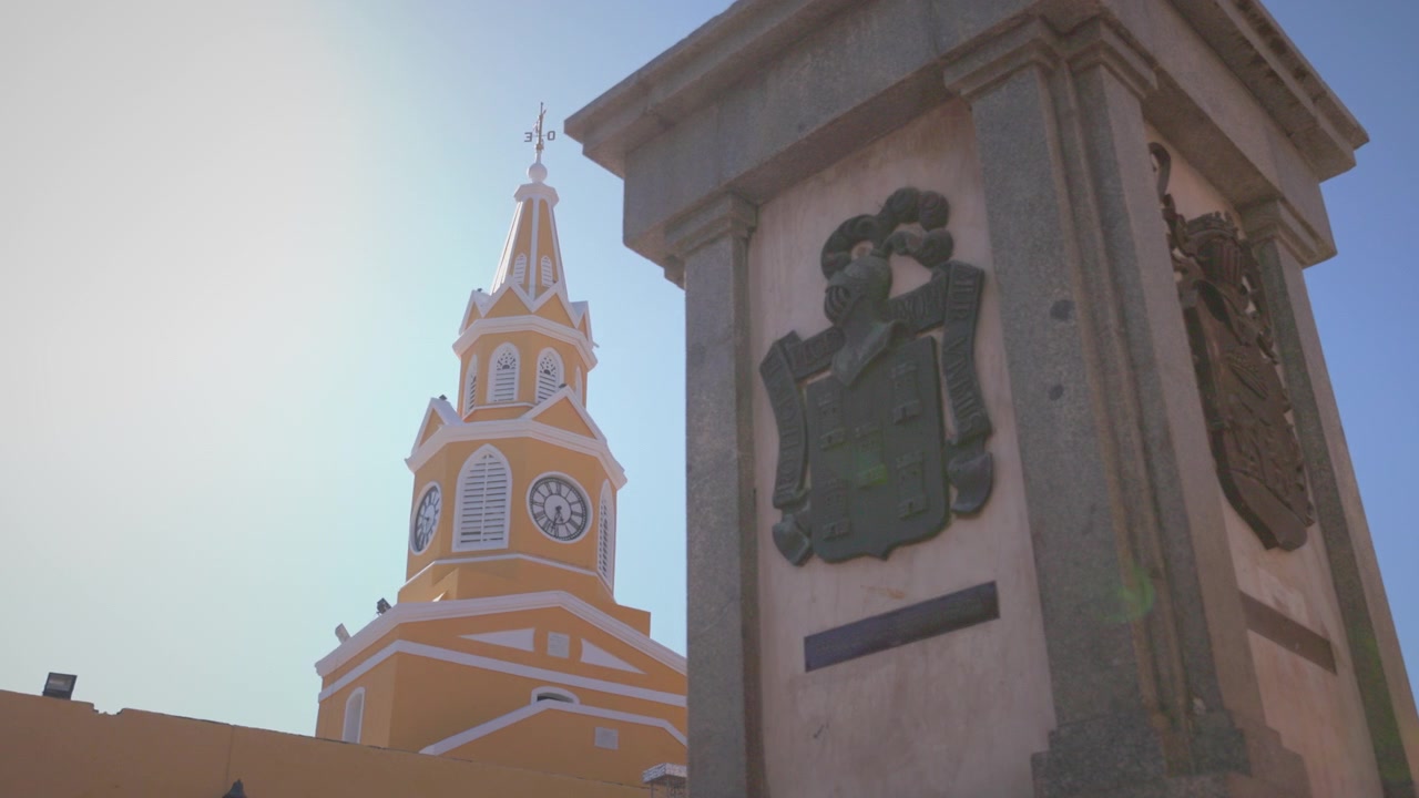 Kolombiya, Cartagena'daki Pedro De Heredia Heykeli ve Torre De Reloj Saat Kulesi'nden dolly çekimi.