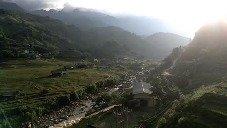 亞洲山脈高處的美麗潮<unk>田野的令人驚的照片 夕陽和太陽射線反射在水中