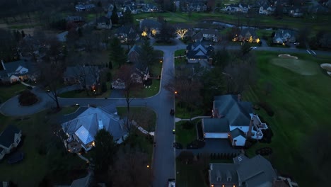 Crepúsculo-Sobre-Un-Tranquilo-Barrio-Residencial-Con-Farolas-Encendidas