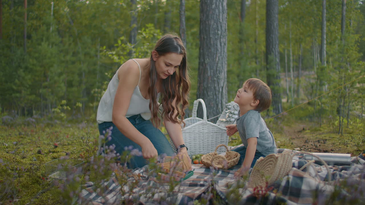 красивая женщина с маленьким сыном отдыхают в лесу вместе семейный завтрак на природе мать и ребенок
