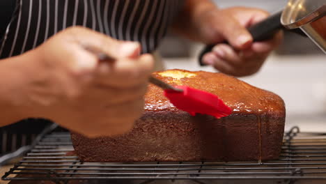 Sprühen-Und-Streichen-Einer-Zuckerglasur-Auf-Einen-Frisch-Gebackenen-Zitronenpfannkuchen---Zeitlupe