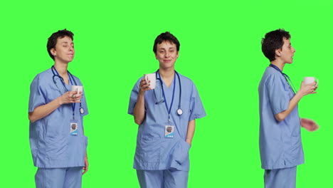 asistente médico bebiendo una taza de café antes de comenzar las citas de examen